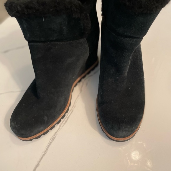 Rarely worn, extremely comfortable UGG 3" hidden wedge booties. Fleece lined 8.5 - Picture 5 of 5